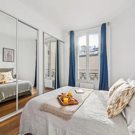 1Br Steps By Champs De Mars
