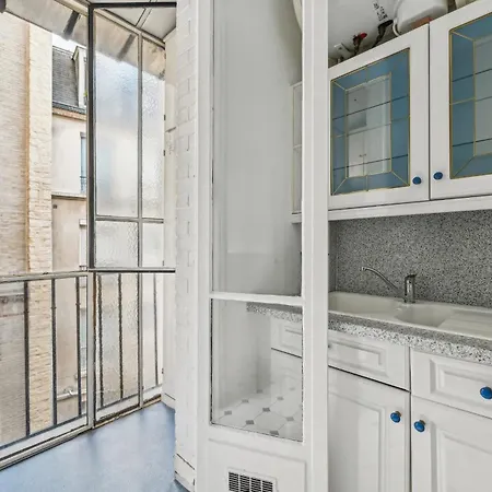 1Br Steps By Champs De Mars *