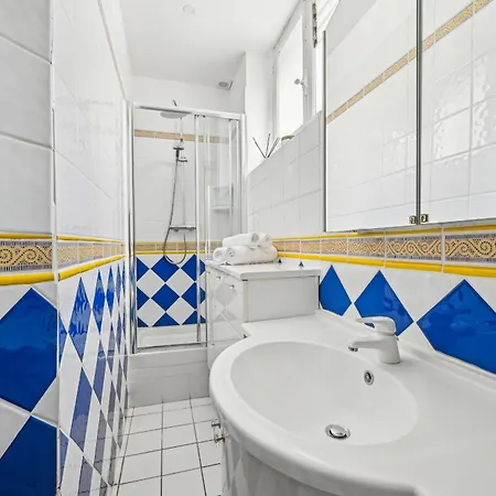 1Br Steps By Champs De Mars Paris