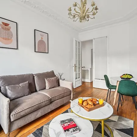 1Br Steps By Champs De Mars * Paris