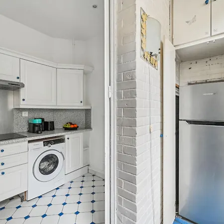 1Br Steps By Champs De Mars