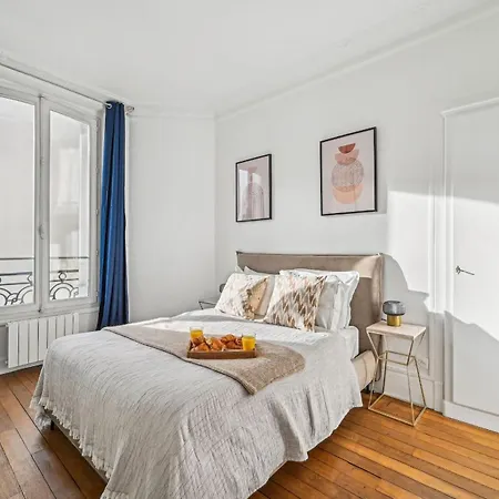1Br Steps By Champs De Mars