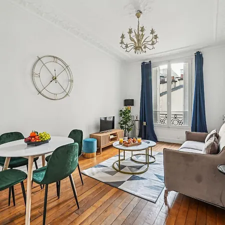 1Br Steps By Champs De Mars